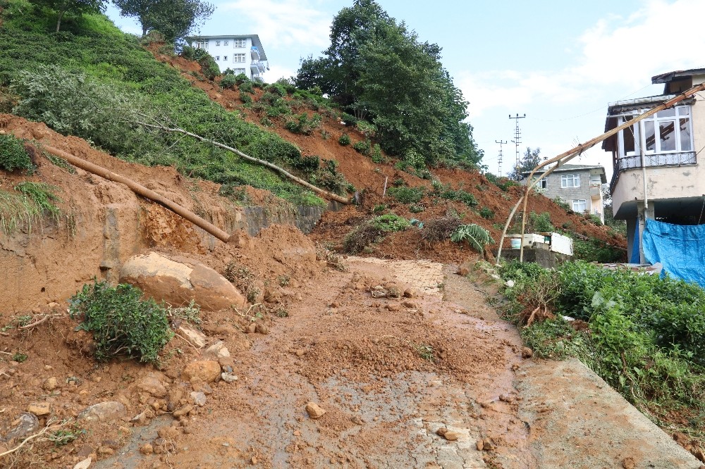 Rize’nin Derepazarı ilçesinde heyelan nedeniyle 3 ev tahliye edildi 