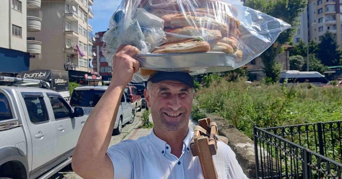 Rize'nin 'Sandviççi ağabeyi' Cemil Baltacı 34 yıldır tepsiyle sandviç satıyor