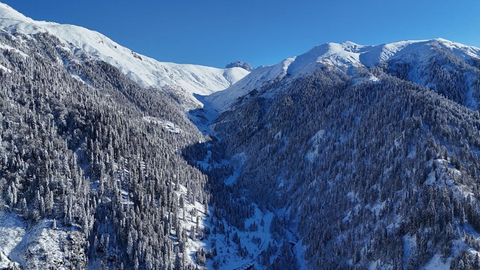 Rize'nin yüksek kesimlerinde kar yağışı etkili oldu! Karlı Kaçkar Dağları’nı bir de böyle izleyin