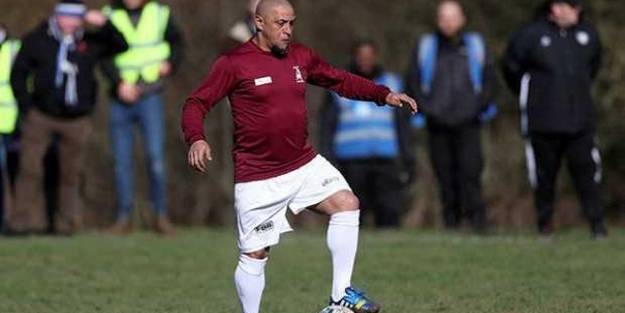 Roberto Carlos futbola geri döndü!