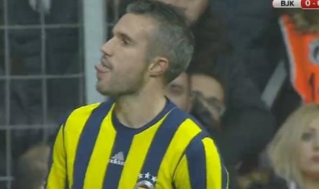 Robin van Persie'den tribünlere ilginç hareket!