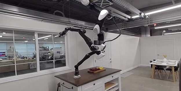 Robot devriminde yenilik: Tavanda yürüyen ev robotu