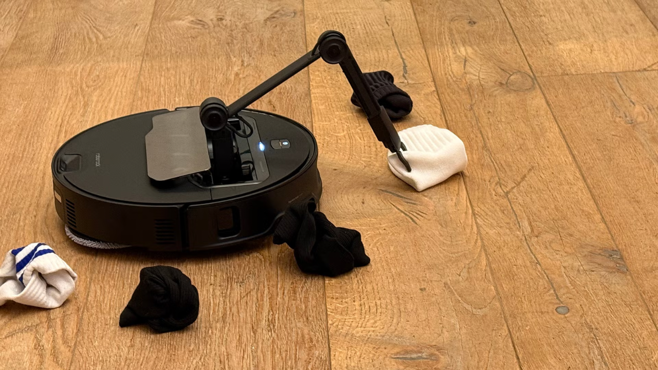 Robot kollu robot süpürge geliştirildi: Yerden çoraplarınızı bile toplayacak