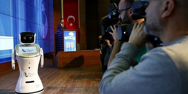 Robot Sanbot: Bakan Arslan'dan özür dilerim
