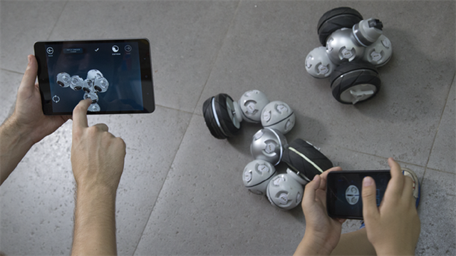 Robot şekilden şekile giriyor