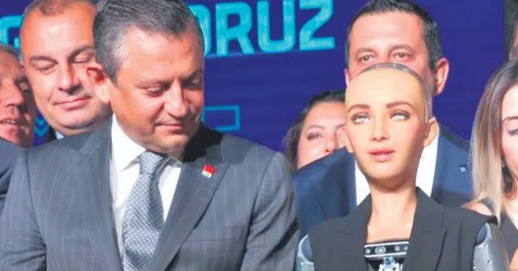 Robot Sophia CHP’ye pahalıya patladı
