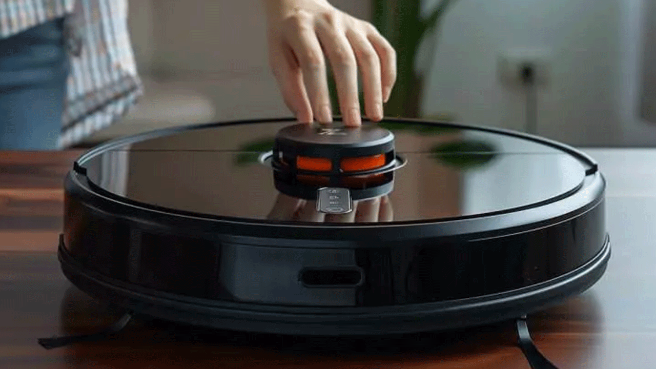 Robot süpürgeden ırkçı saldırı! Birden küfürler savurmaya başladı!