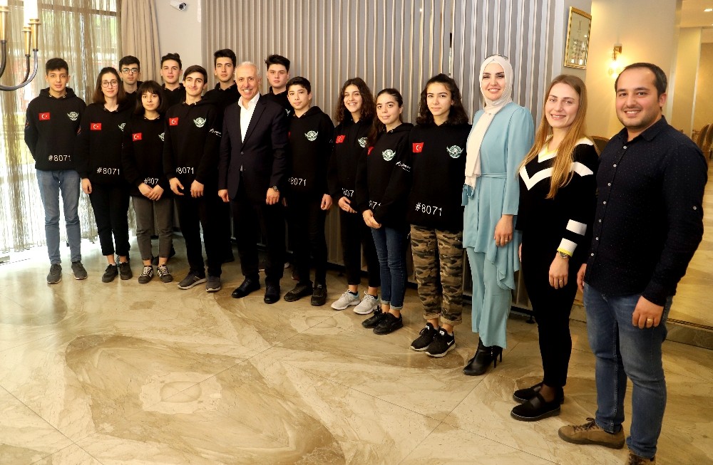Robot Takımına Amerika seyahati öncesi moral yemeği 