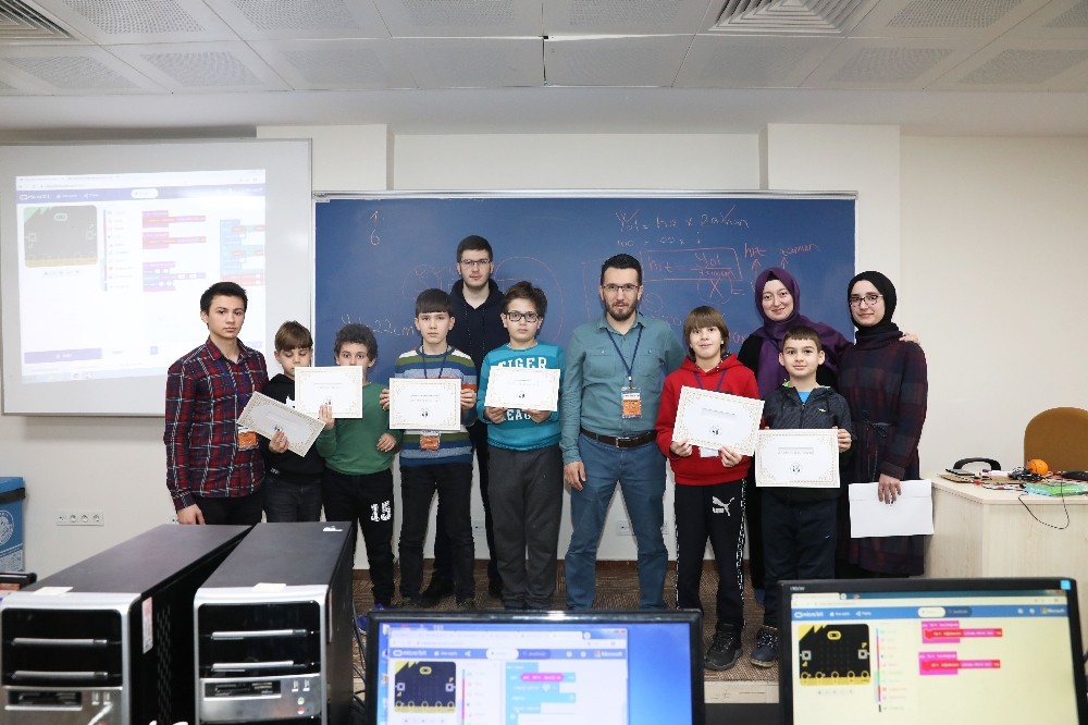 Robotik Kodlama öğrenen çocuklar sertifika sahibi oldu 