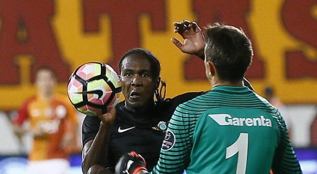 Rodallega imzayı atıyor