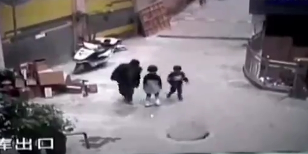 Rögar küçük kızı böyle yuttu!../VİDEO