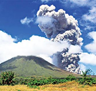 Rokatenda Yanardağı faaliyete geçti: 6 ölü