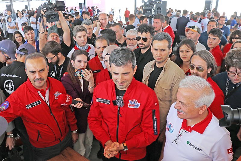 Roketler ardı sıra gökyüzüyle buluştu
