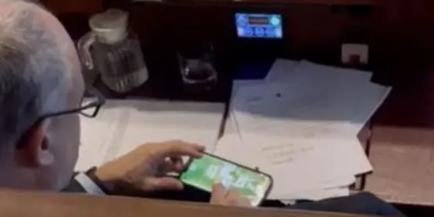 Roma Belediye Başkanı mecliste kağıt oynadı