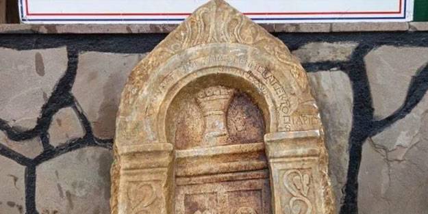 Roma dönemine ait mezar steli ele geçirildi