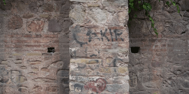 Roma manastırına spreyle yazı yazdılar