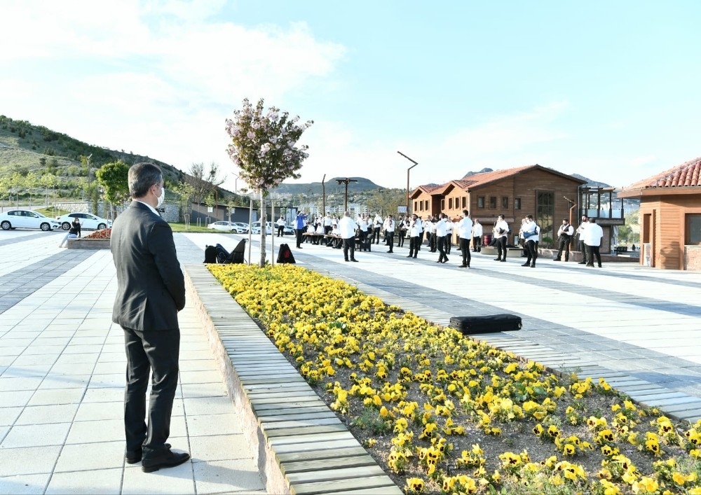 Roman sanatçılar anneler için çalıp söyledi 