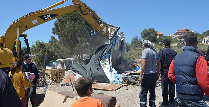 Romanların çadırları kaldırıldı