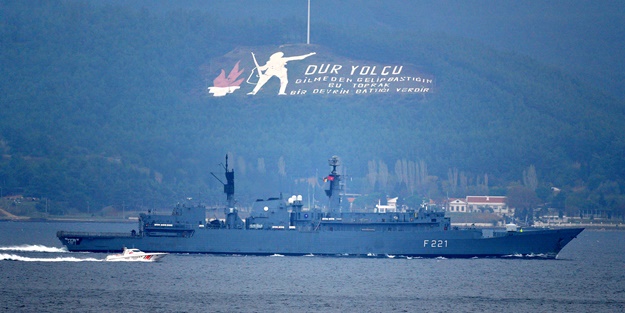 Romanya savaş gemisi Çanakkale Boğazı'ndan geçti