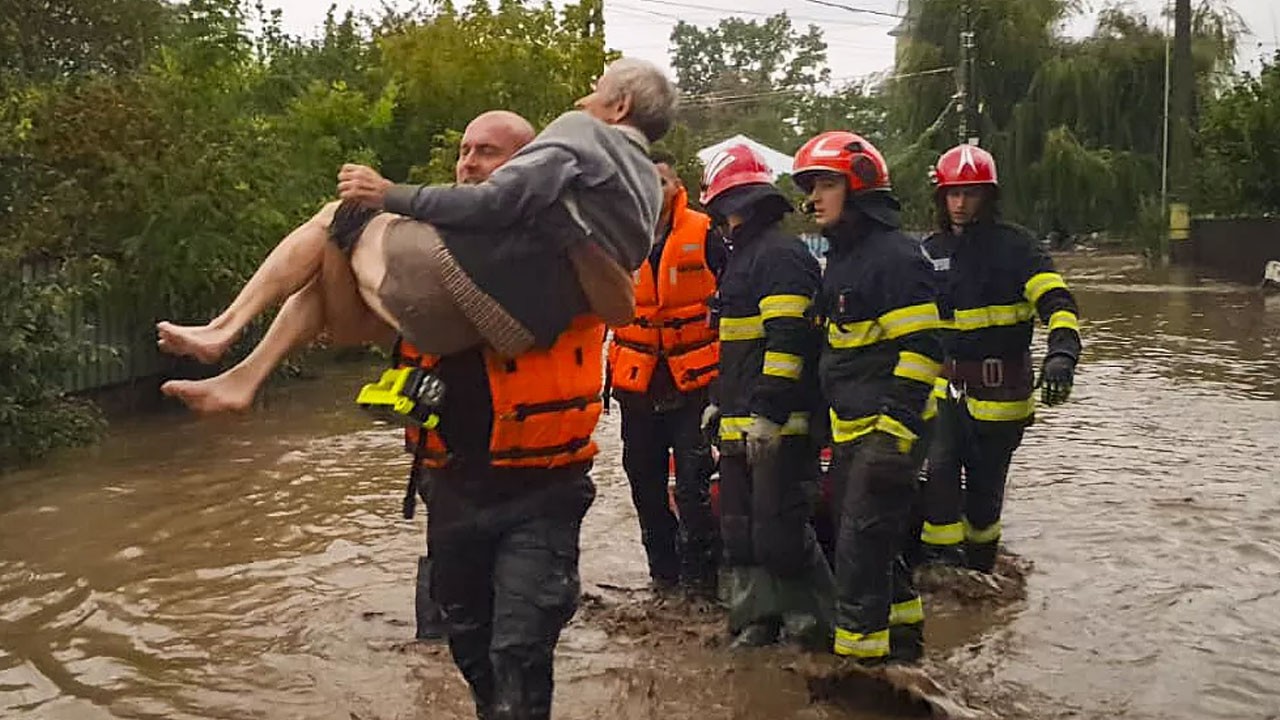 Romanya’da sel felaketi! 1 ölü