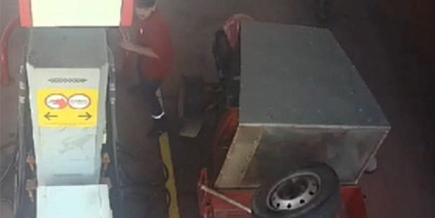 Römorktan kopan lastik akaryakıt istasyonuna işte böyle daldı!