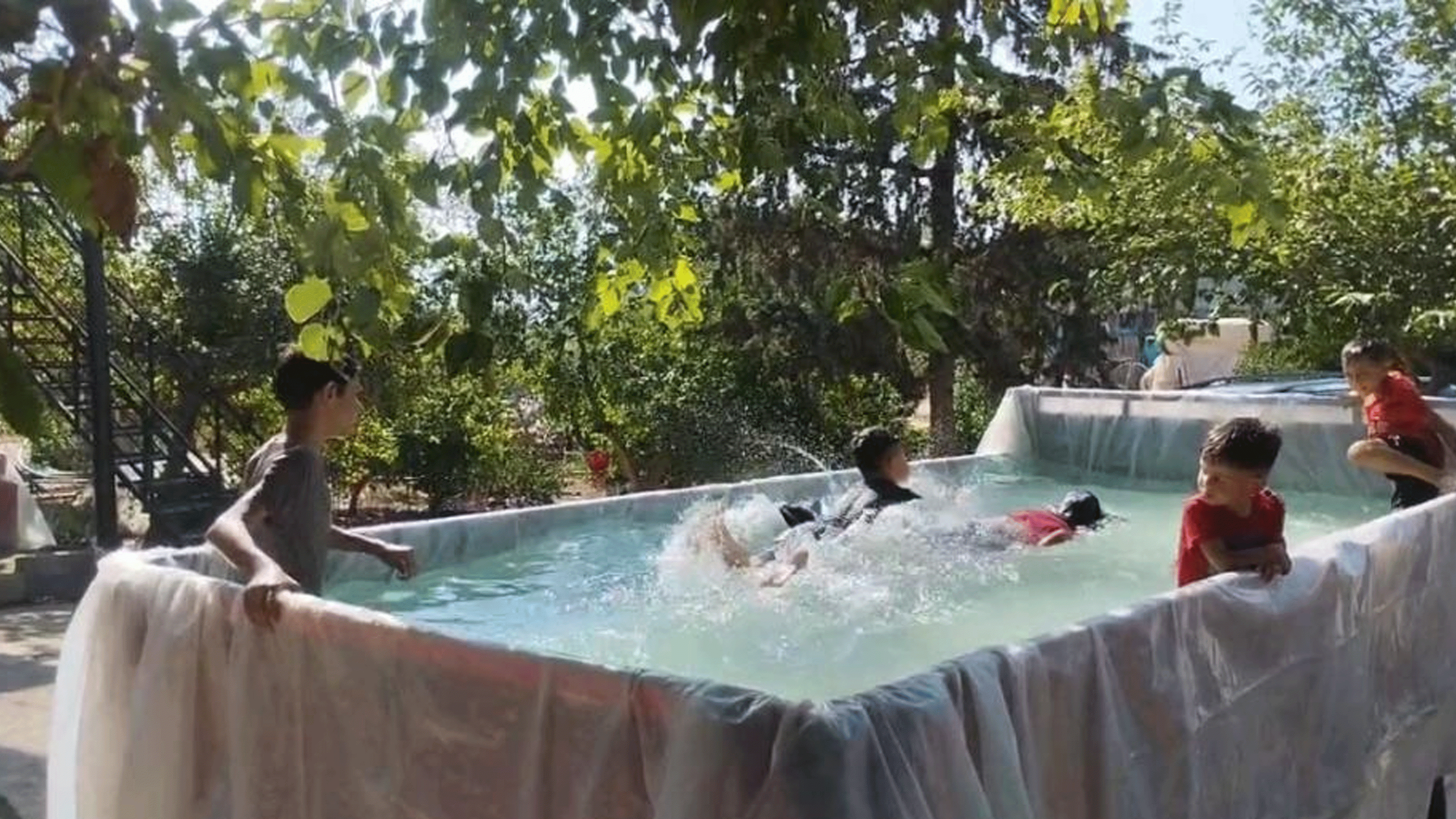 Römorku havuza çevirdi, çocuklar doyasıya eğlendi