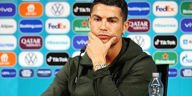 Ronaldo o kola markasını masasından kaldırdı! 'Su için' mesajı verdi