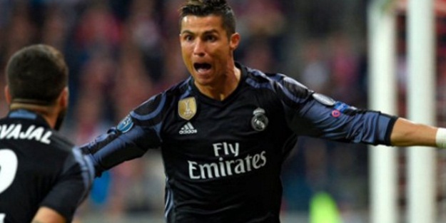 Ronaldo tarihe geçti