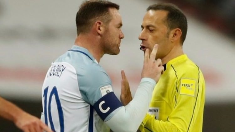 Rooney çıldırdı! Cüneyt Çakır'ın üstüne yürüdü