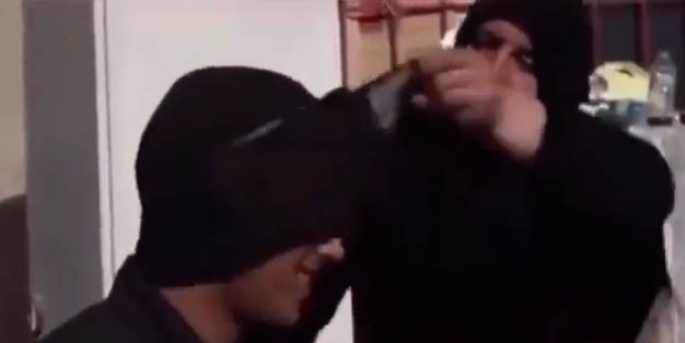 Röportaj veriyordu! Annesi geldi maskesini indirdi! Kassam Tugay askeri şaşkınlığa uğradı