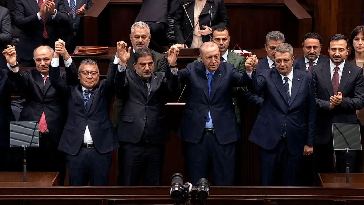 Rozetini başkan Erdoğan taktı! Bağımsız milletvekili Ersin Beyaz AK Parti'de