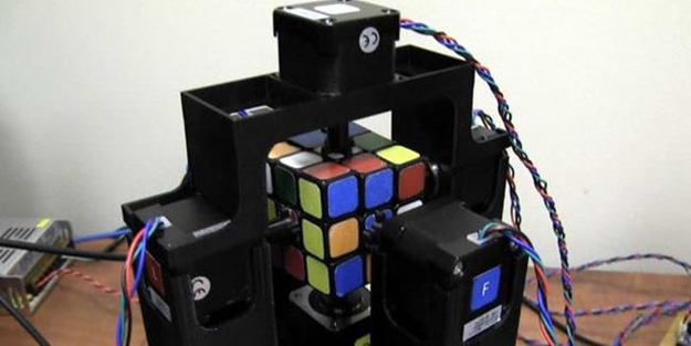 Rubik küpü 1 saniyede çözdü!