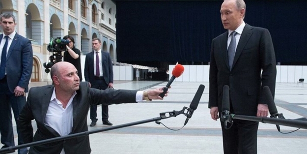 Putin'in önündeki diz çöktü