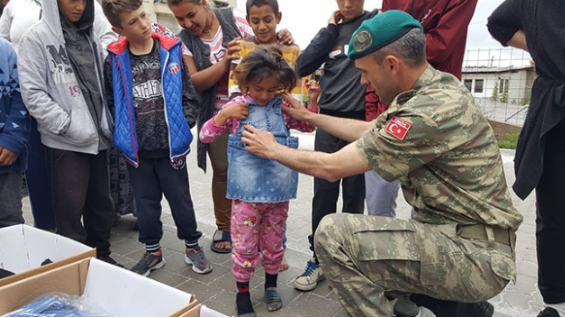 Rudaw'ın kirli oyunu elinde patladı: Kürt teyze Türk askerine kalkan oldu!