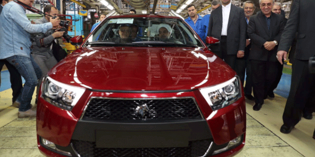 Ruhani, İran'ın yerli otomobilini test etti