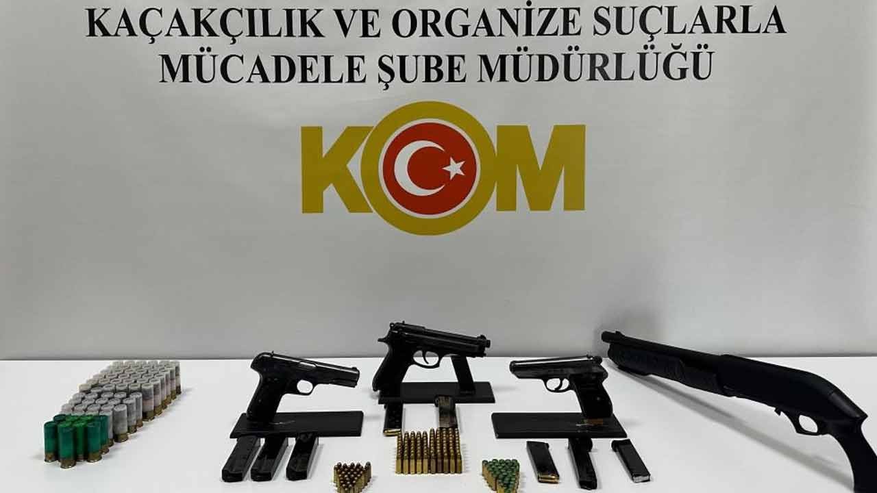 Ruhsatsız silah operasyonunda ele geçirilenlere bakın
