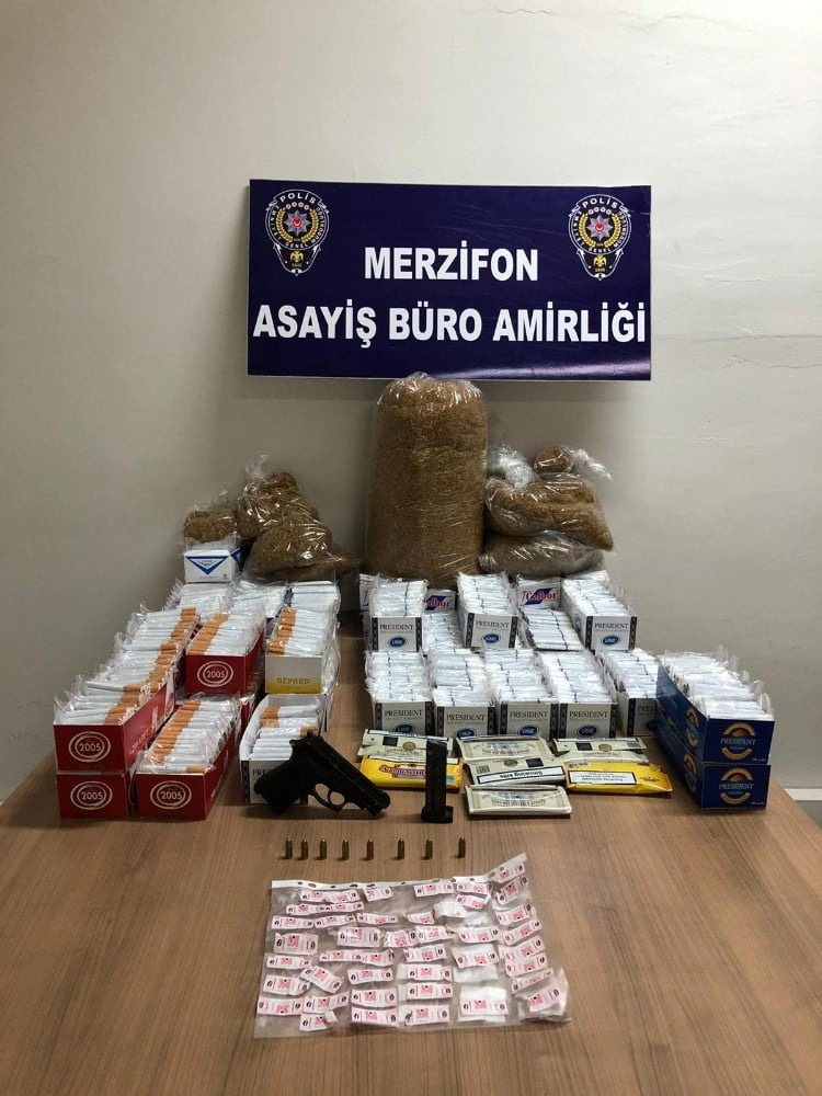 Ruhsatsız tabanca ve kaçak sigara ele geçirildi 