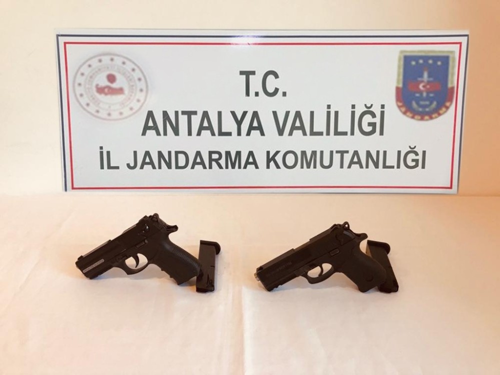 Ruhsatsız tabancaları satmaya çalışırken yakalandı 