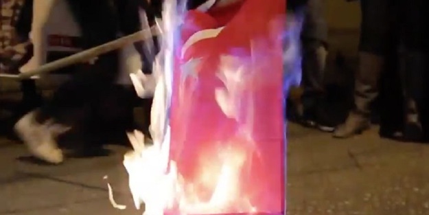 Rum göstericilerden Türk bayrağına çirkin saldırı