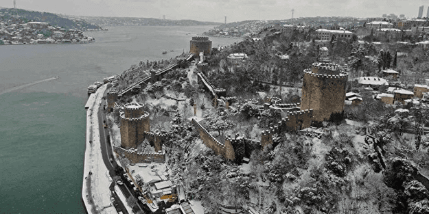 Rumeli Hisarı’nda göz dolduran kar manzaraları