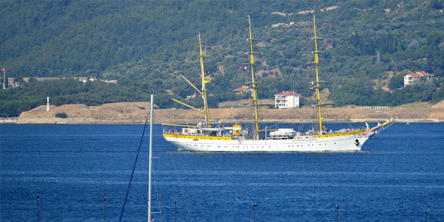 Romanya gemisi Çanakkale Boğazı'ndan geçti