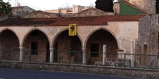 Rumlardan alçak provokasyon! Bu kez camiye Bizans bayrağı astılar