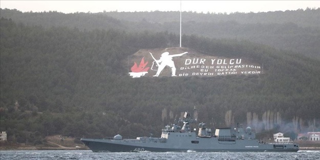 Rus askeri gemisi Çanakkale Boğazı'ndan geçti