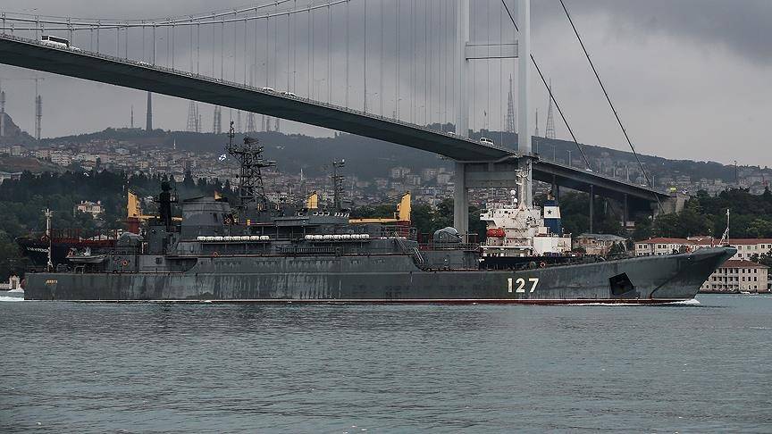 Rus askeri gemisi İstanbul Boğazı'ndan geçti