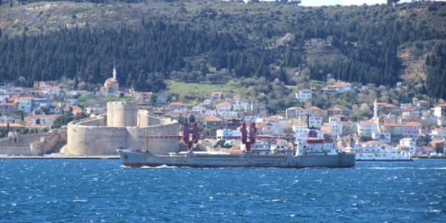 Rus askeri kargo gemisi Boğaz'dan geçti