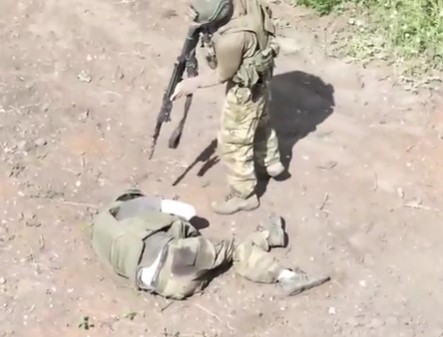 Rus askeri yaralanan arkadaşını öldürdü!