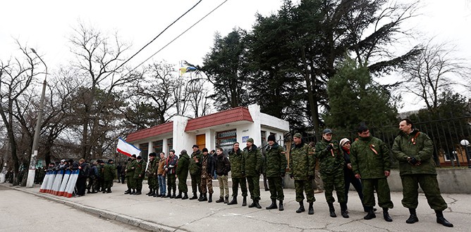 Rus askerleri, Akmescit’te bekleyişlerini sürdürüyor