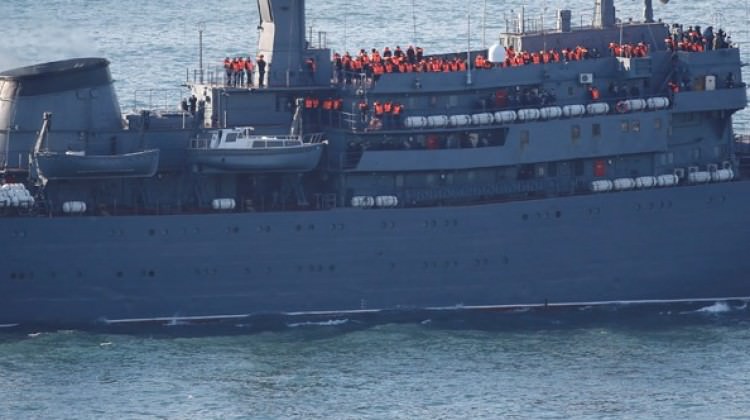 Rus askerleri İstanbul Boğazı'ndan geçti