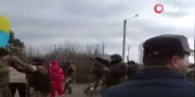 Rus askerleri Ukrayna'da protestocuları dağıtmak için ateş açtı!