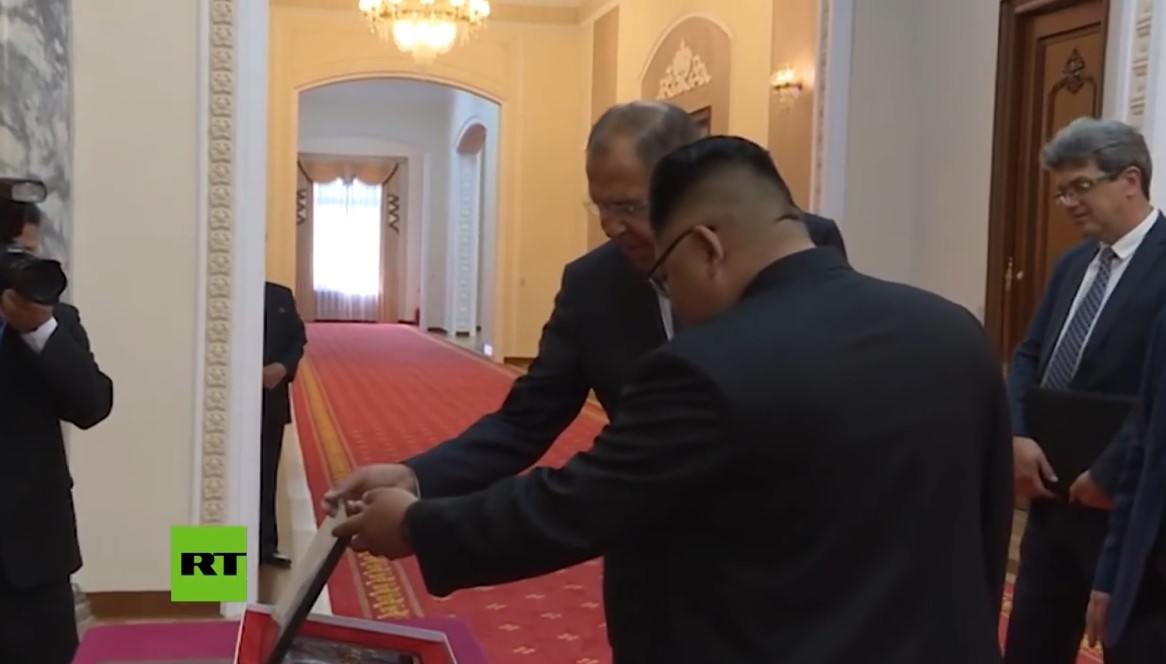 Rus Bakan Lavrov, Kim'e ilginç özelliği olan bir hediye verdi